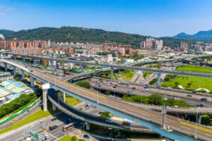 ▲「天空之邑」只要兩個紅綠燈就可以上國道一號，周圍更有五楊高架、台64、65等快速道路，交通發達便利。（圖／天空之邑提供）